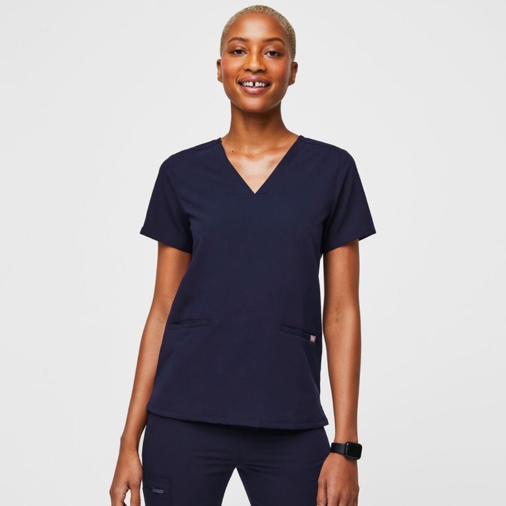 Figs Technical Collection Pocket Scrub Top in Navy PO 1602 size small